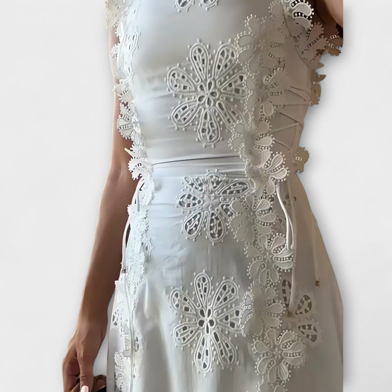 Éliora – Maxikleid mit Spitzenblumen und Bindeträgern